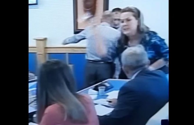 Poslanica flašom gađala predsjednicu Skupštine (VIDEO)