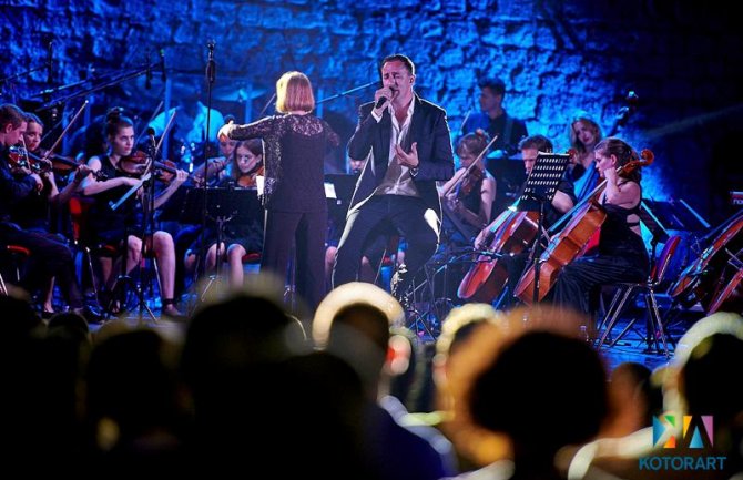 Sergej Ćetković sa orkestrom mladih talenata sinoć na KotorArtu (FOTO)