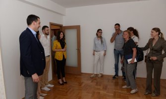 Vuković uručio ključeve od 16 stanova zaposlenima u Glavnom gradu