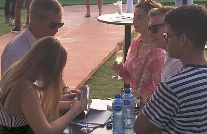 Najdžel Faraž uživa u šampanjcu u Porto Montenegru
