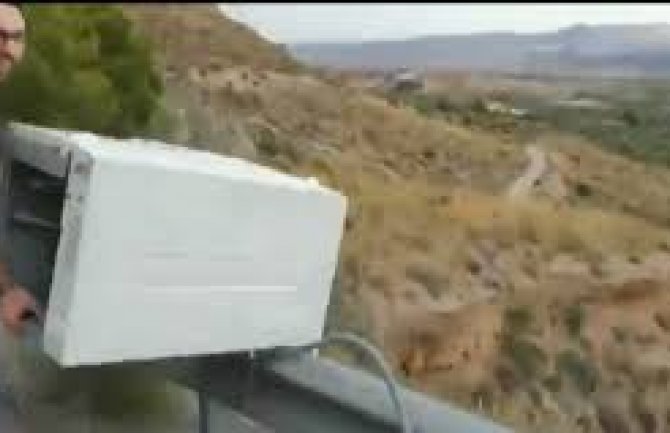 Bacio frižider sa litice, za kaznu morao da ga izvuče na vrh (VIDEO)