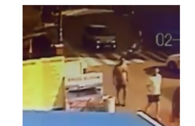 Uznemirujući snimak iz Budve: Na pješačkom oborila muškarca i pregazila kolica sa bebom (VIDEO)