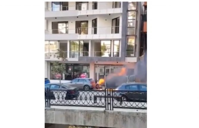 Ulcinj: Automobil u plamenu u pokretu, udario u parkirana vozila i zaustavio se (VIDEO)