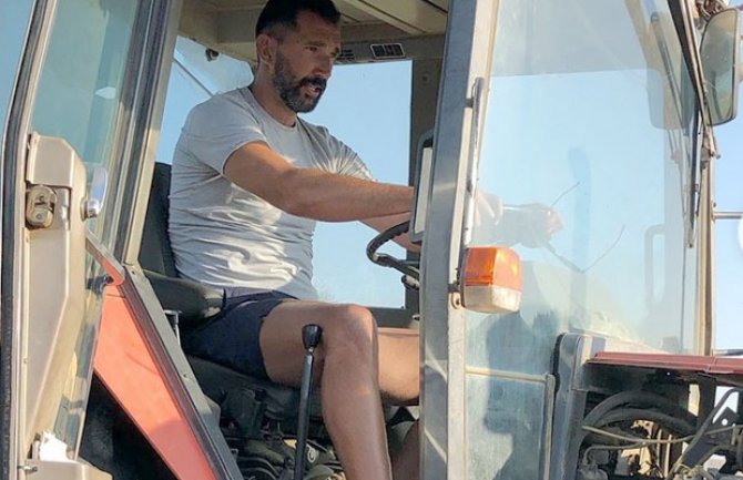 Svjetski i evropski šampion, NBA prvak,Peđa Stojaković uživa u vožnji traktora i čuvanju ovaca(FOTO)