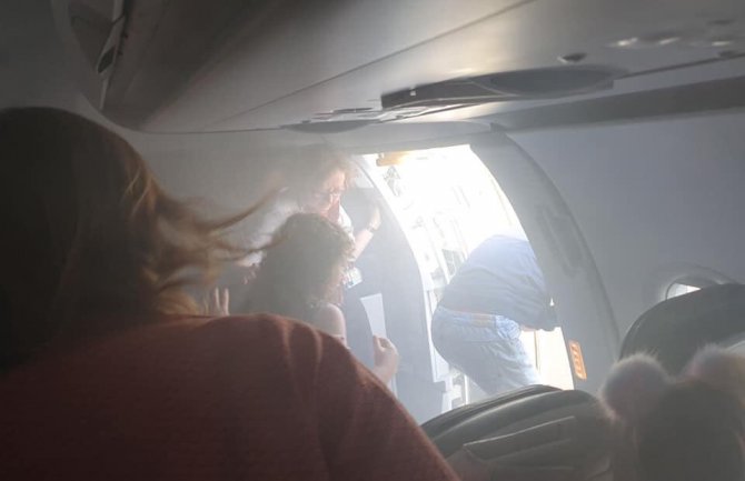 Putnici aviona hitno evakuisani zbog dima u kabini(VIDEO)
