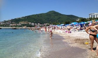 Uhapšeni nakon što su turistima na Slovenskoj plaži ukrali torbe dok su se kupali u moru