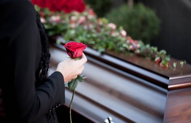 Neobičan oglas za posao: Oplakivanje pokojnika se plaća i do 120 dolara po sahrani