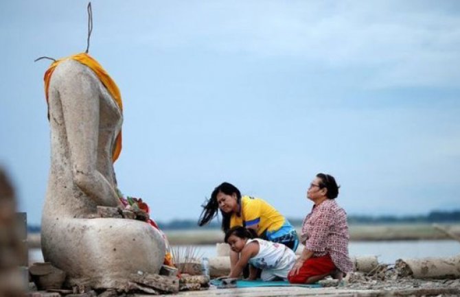 Tajland: Nakon suše hram se pojavio na dnu jezera, svi dolaze da ga vide