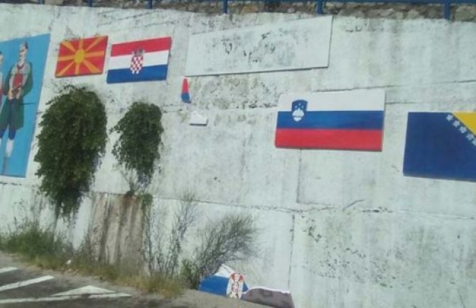 Stari Bar: Otkinuti murali sa albanskom i srpskom zastavom