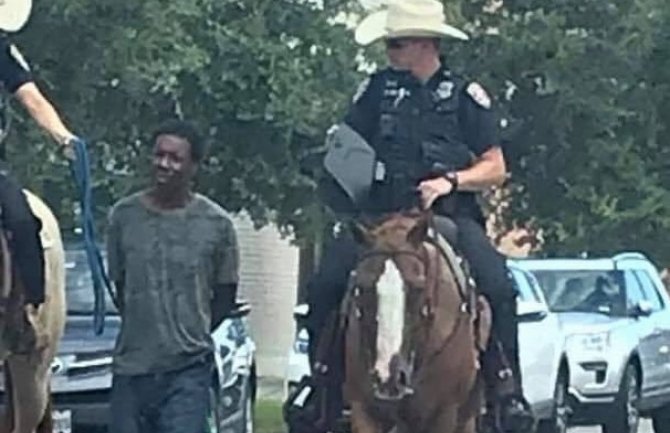 Teksas: Policajci na konjima vodili Afroamerikanca vezanog konopcem