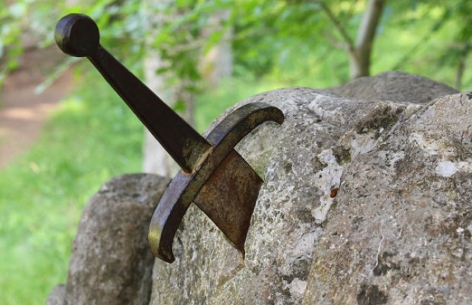 Baš kao u legendi: Srednjovjekovni mač pronađen u kamenu u rijeci Vrbas