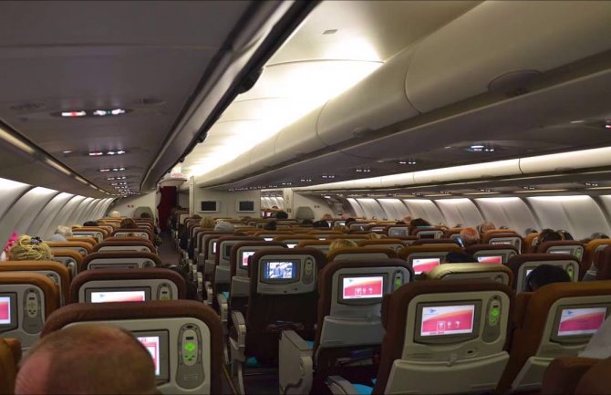 Putnici ostali u šoku kad su se odjednom iznad sjediša pojavile crne potpetice (VIDEO)
