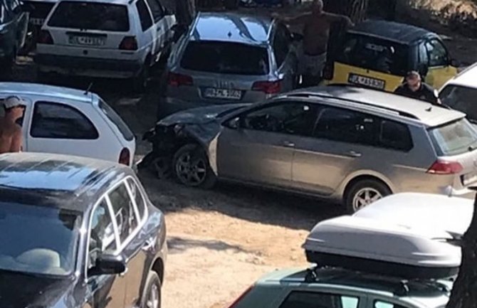 U Ulcinju pijani vozač izudarao auta na parkingu