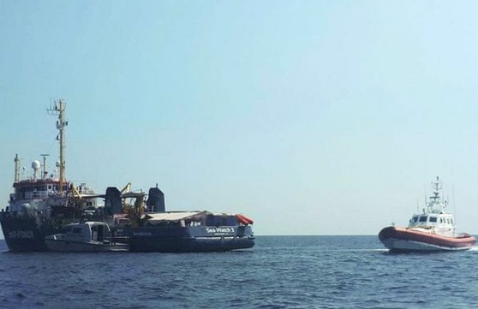 Zaglavljen brod s migrantima na Sredozemnom moru, traže pomoć