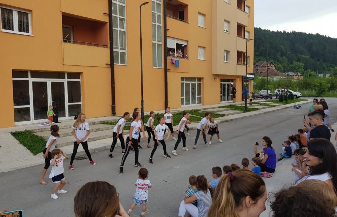 Bijelo Polje: Djeca izvela priredbu za komšije i sakupila 700 eura pomoći za bolesnog sugrađanina 