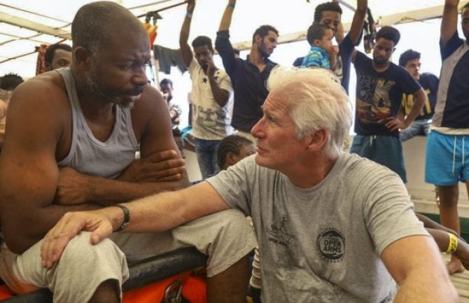 Ričard Gir posjetio migrante koji se nalaze nedjelju dana na humanitarnom brodu: Odnio im zalihe hrane