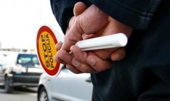 Za samo 24 h sankcionisali 428 vozača koji su tokom vožnje koristili mobilne telefone, čak i motociklistu