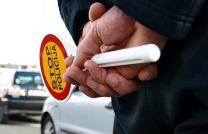 Za samo 24 h sankcionisali 428 vozača koji su tokom vožnje koristili mobilne telefone, čak i motociklistu