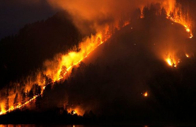 Rusija: Vatrogasci se bore sa 159 požara