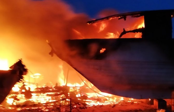 Veliki požar u Baru: Izgorjelo nekoliko brodova(FOTO)