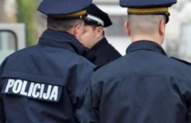  Pretresom kuće u Podgorici pronađeni pištolj, municija i droga: Dvije osobe uhapšene