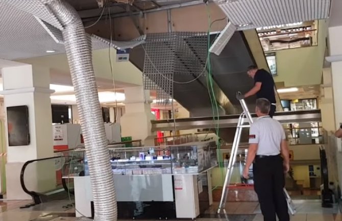 Drama: Žena propala kroz plafon tržnog centra(VIDEO)