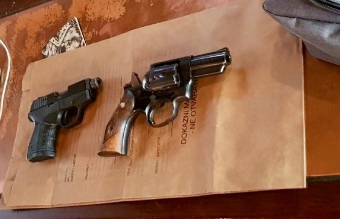 U kafiću pronađena dva pištolja, uhapšena jedna osoba
