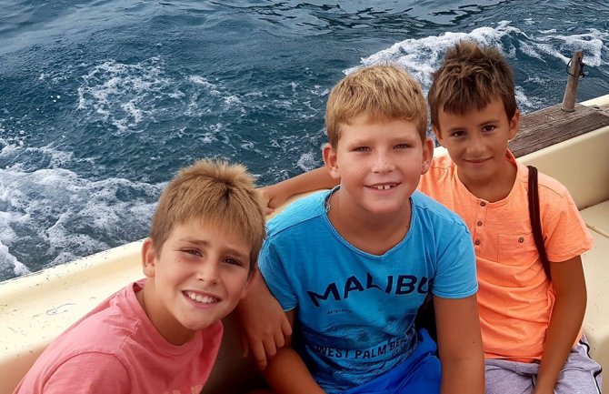 Budva: Dječaci velikog srca plivajući prikupili 1200 eura za Vanju