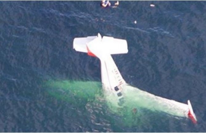 Srušio se avion u okean, pilot i putnica stali na krilo i snimali sve što se događa (VIDEO)