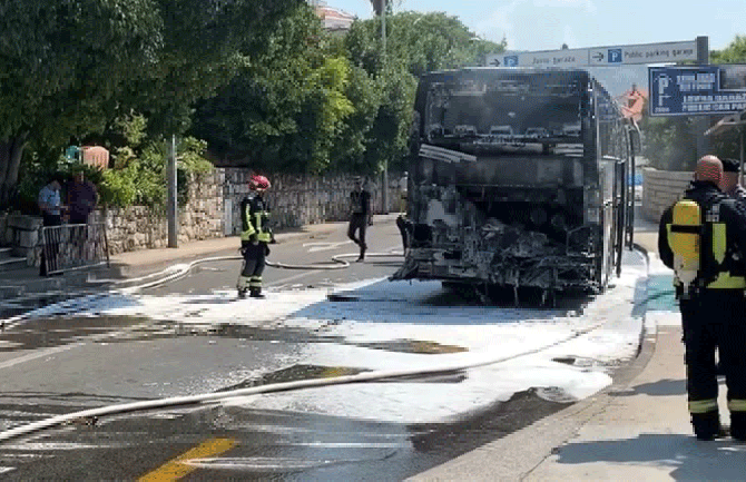 Dubrovnik: Zapalio se turistički autobus (VIDEO)