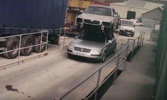 Kažnjen jer je vozio automobil sa drugim na krovu (VIDEO)