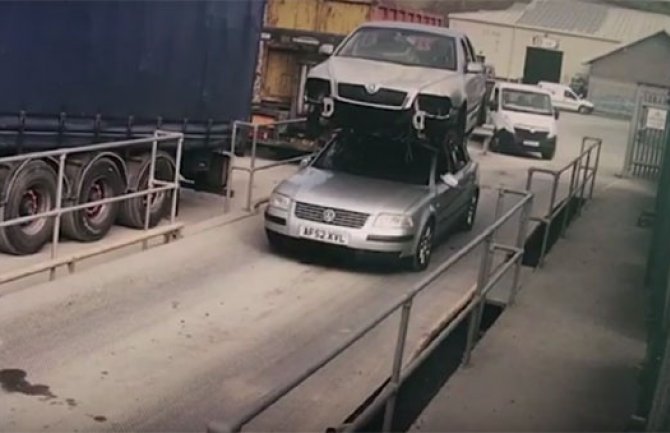Kažnjen jer je vozio automobil sa drugim na krovu (VIDEO)