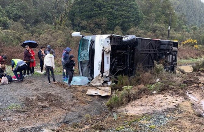 Prevrnuo se autobus sa turistima, šestoro mrtvih 