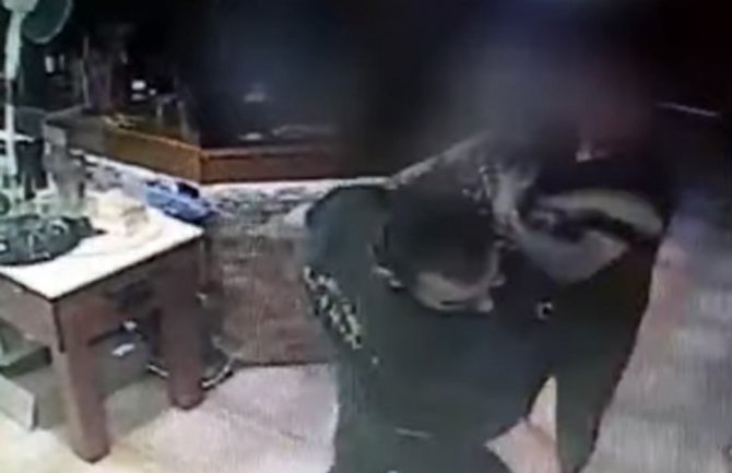 Incident u poslastičarnici: Išamarala konobara zbog hladne kafe(VIDEO)