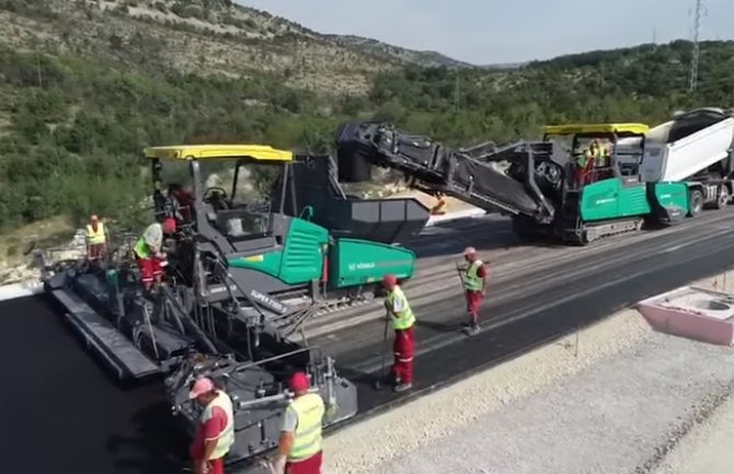 Prvi metri asfalta na autoputu Bar-Boljare (VIDEO)