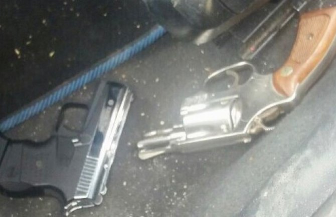 Uhapšena jedna osoba koja je prilikom kontrole uperila revolver u policijske službenike