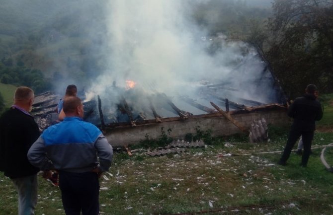 Bijelo Polje: Grom zapalio štalu, potpuno izgorjela