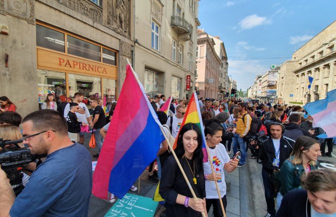 Prva Parada ponosa u BiH: Na ulicama šeta preko 1000 ljudi(VIDEO)