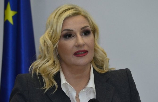 Mihajlović: Zar u SPC nema nikog mudrijeg, nekog ko malo bolje razumije problem Kosova?