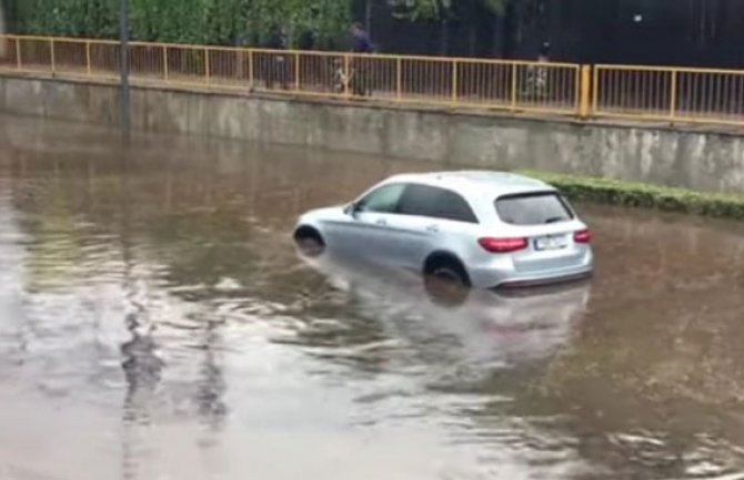 Potop u Subotici, vjetar lomio grane, saobraćaj obustavljen(VIDEO)