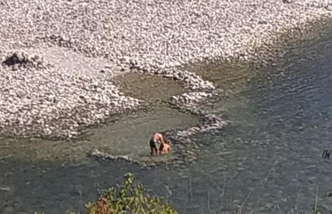 Previše se opustili na Morači: Intimni odnos prolaznici posmatrali s mosta