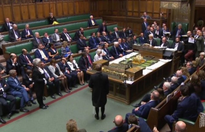 Haos u britanskom parlamentu:  Skandiranje, zviždanje, fizička blokada... (VIDEO)