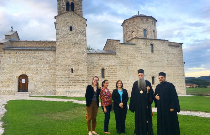 Ambasadorka SAD-a posjetila manastir Đurđevi Stupovi u Beranama (FOTO)