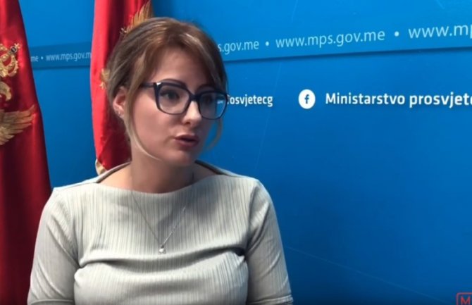 U Crnoj Gori postoji 12 dvojezičnih odjeljenja u osnovnim školama