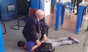  Uhapšen radnik obezbjeđenja, zbog peronske karte udarao putnicu i oborio je na pod?! (VIDEO)