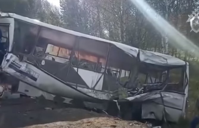 Sudar autobusa i kamiona, 7 mrtvih, 28 povrijeđenih (VIDEO)