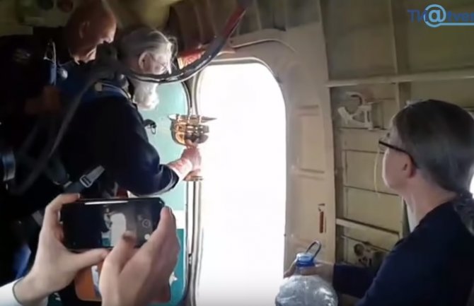 Čišćenje od alkoholizma i bluda: Ruski sveštenici svetom vodicom iz aviona osveštali grad(VIDEO)