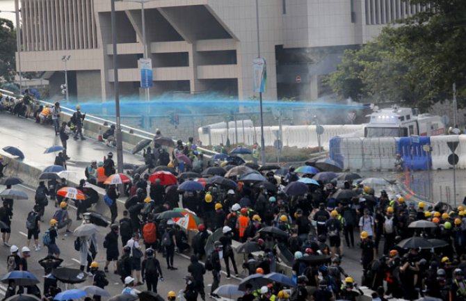 Haos u Hongkongu: Demonstranti gađali državne institucije, policija upotrebila vodeni top(VIDEO)