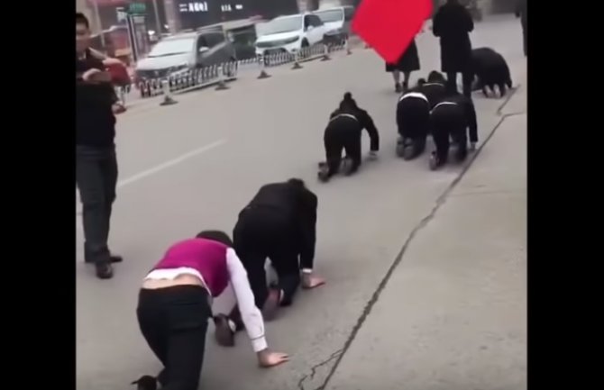 Natjerali radnike da puze po ulici zbog loših rezultata,prolaznici zgroženi (VIDEO)