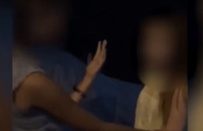 Novi snimak nasilja: Djevojčicu vršnjakinje zlostavljale van školskog dvorišta (VIDEO)